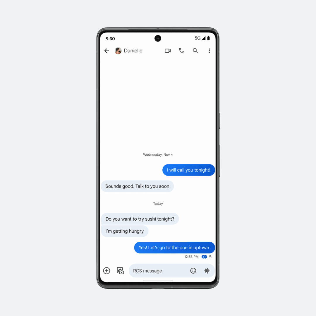 Senden einer Sprachnachricht in Google Messages und Hinzufügen eines personalisierten Hintergrunds und Emojis auf einem Android-Smartphone.