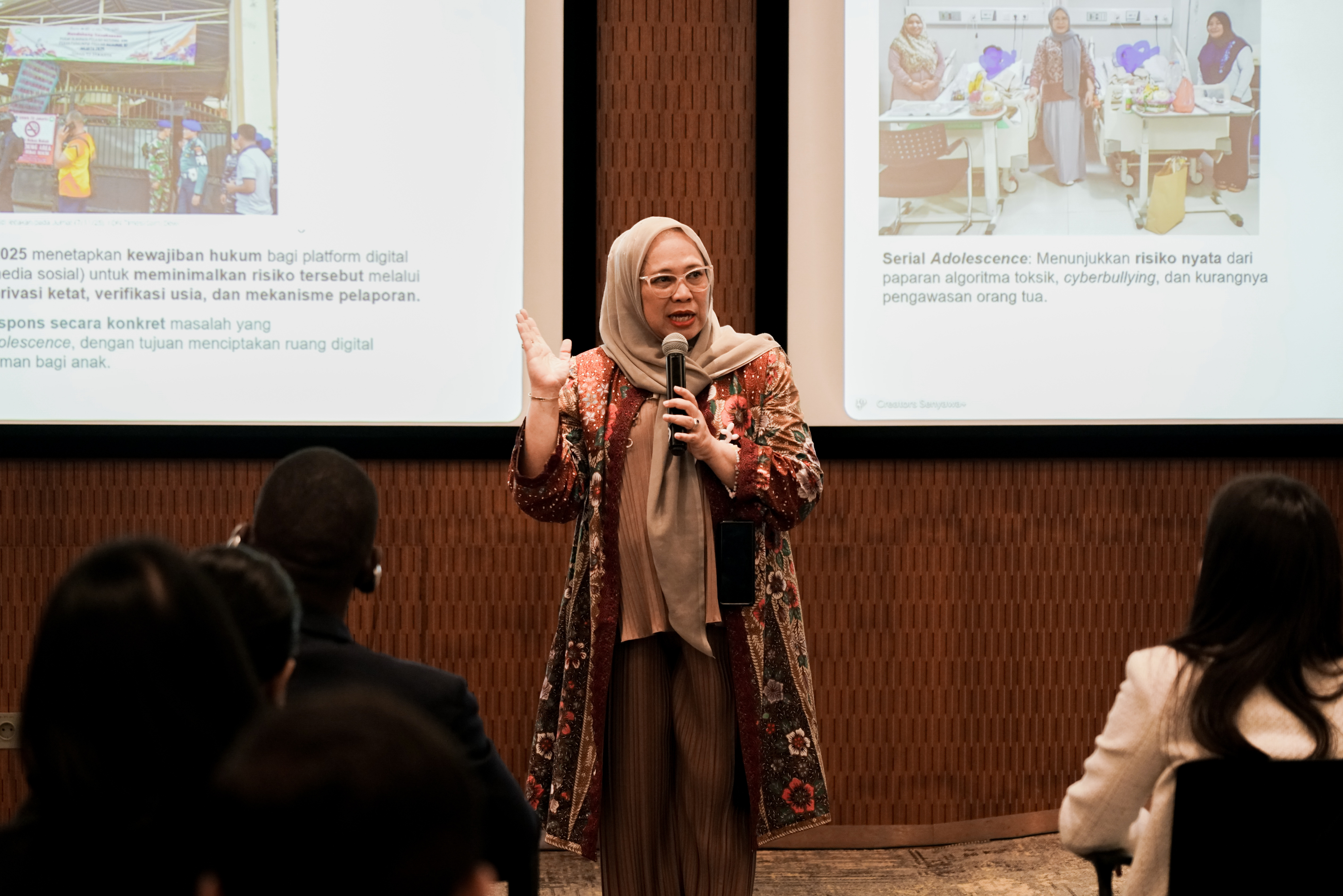 Seorang ibu sedang presentasi