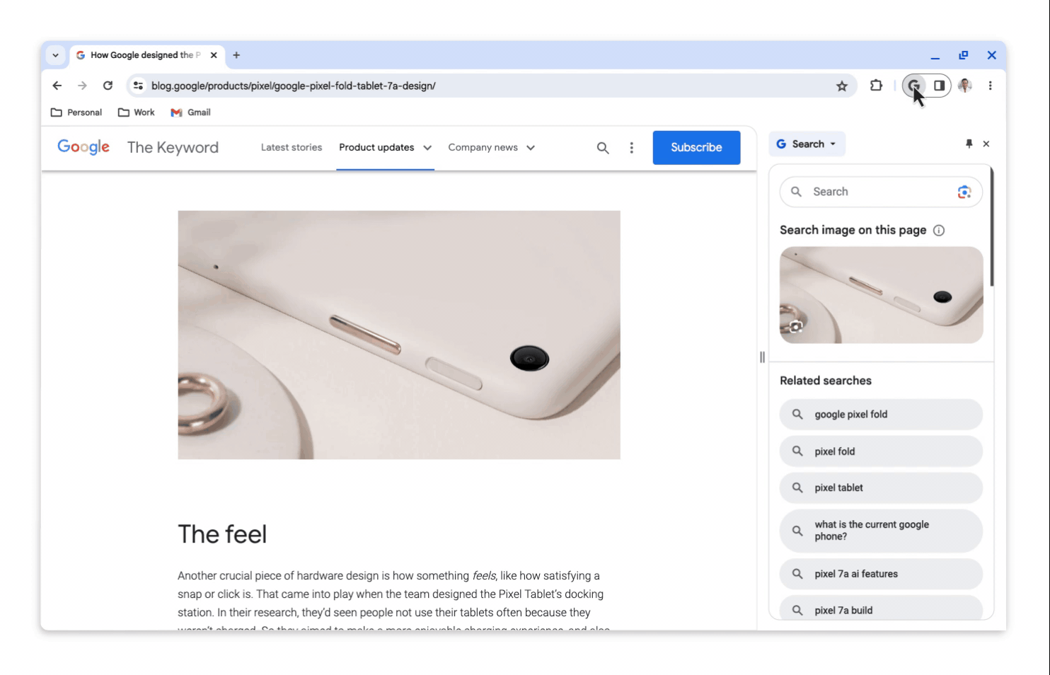 In einem Blogbeitrag von Keyword wird das Pixel Fold 7a gezeigt, wobei die Seitenleiste der Google Suche von Chrome auf der rechten Seite geöffnet ist. Der Bildschirm scrollt durch die Seitenleiste und zeigt einen Suchschlitz und Optionen zum "Durchsuchen von Bildern auf dieser Seite", zum Auswählen von "verwandten Suchen" und zum Lesen von "Über die Quelle".