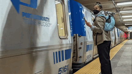 Ein GIF einer einfahrenden U-Bahn mit Langzeitbelichtungseffekt