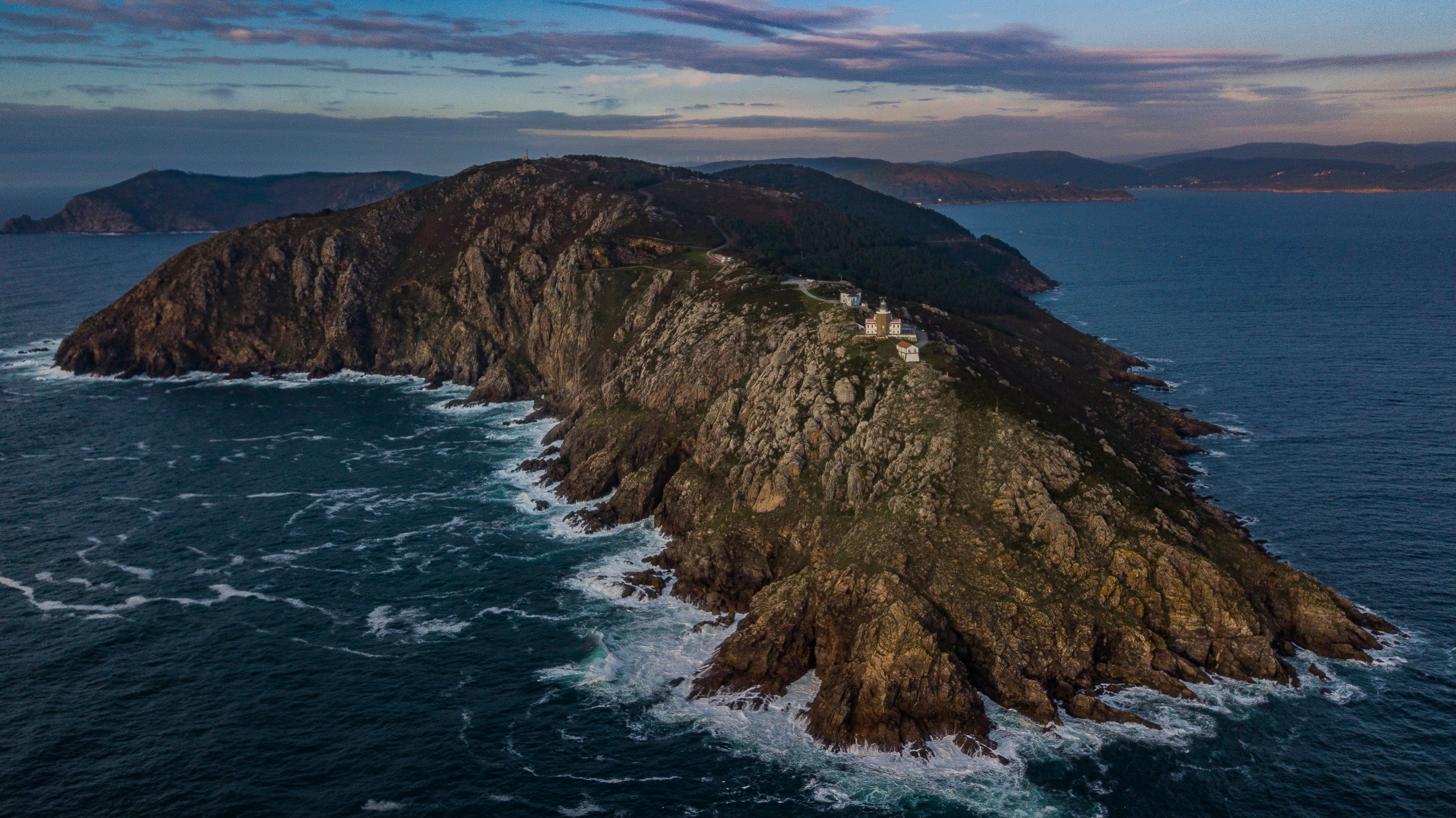 Ein Foto eines Küstenstreifens aus der Vogelperspektive