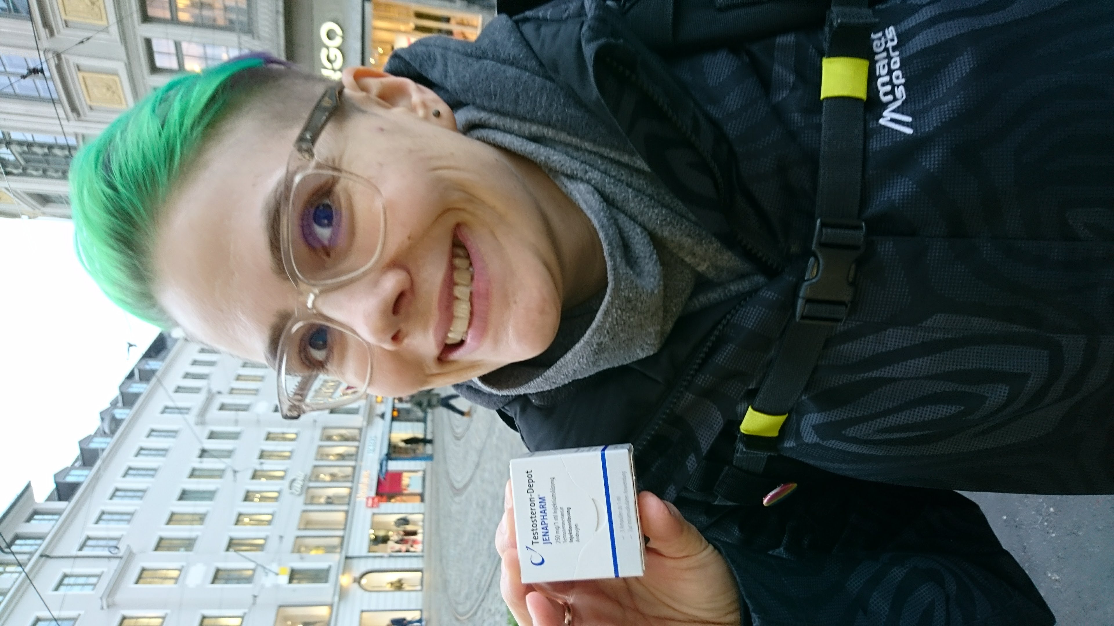 Ein Selfie von Adrian Hausner, auf dem er eine Testosteron-Packung in die Kamera hält und dabei lächelt