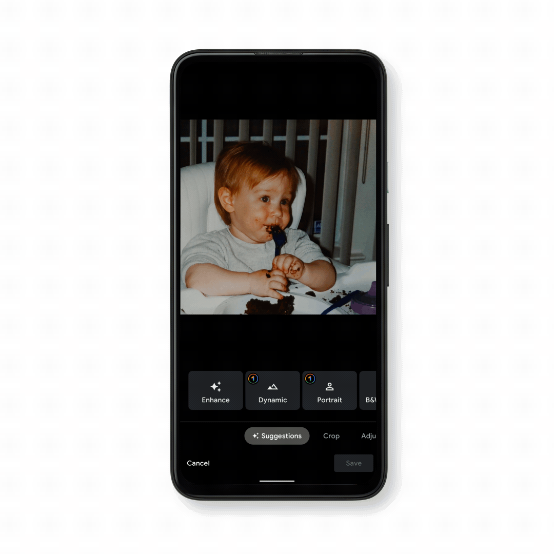 GIF animata che mostra un telefono con una vecchia foto di un bambino mentre viene applicata l'impostazione Luce ritratto per migliorare l'illuminazione.