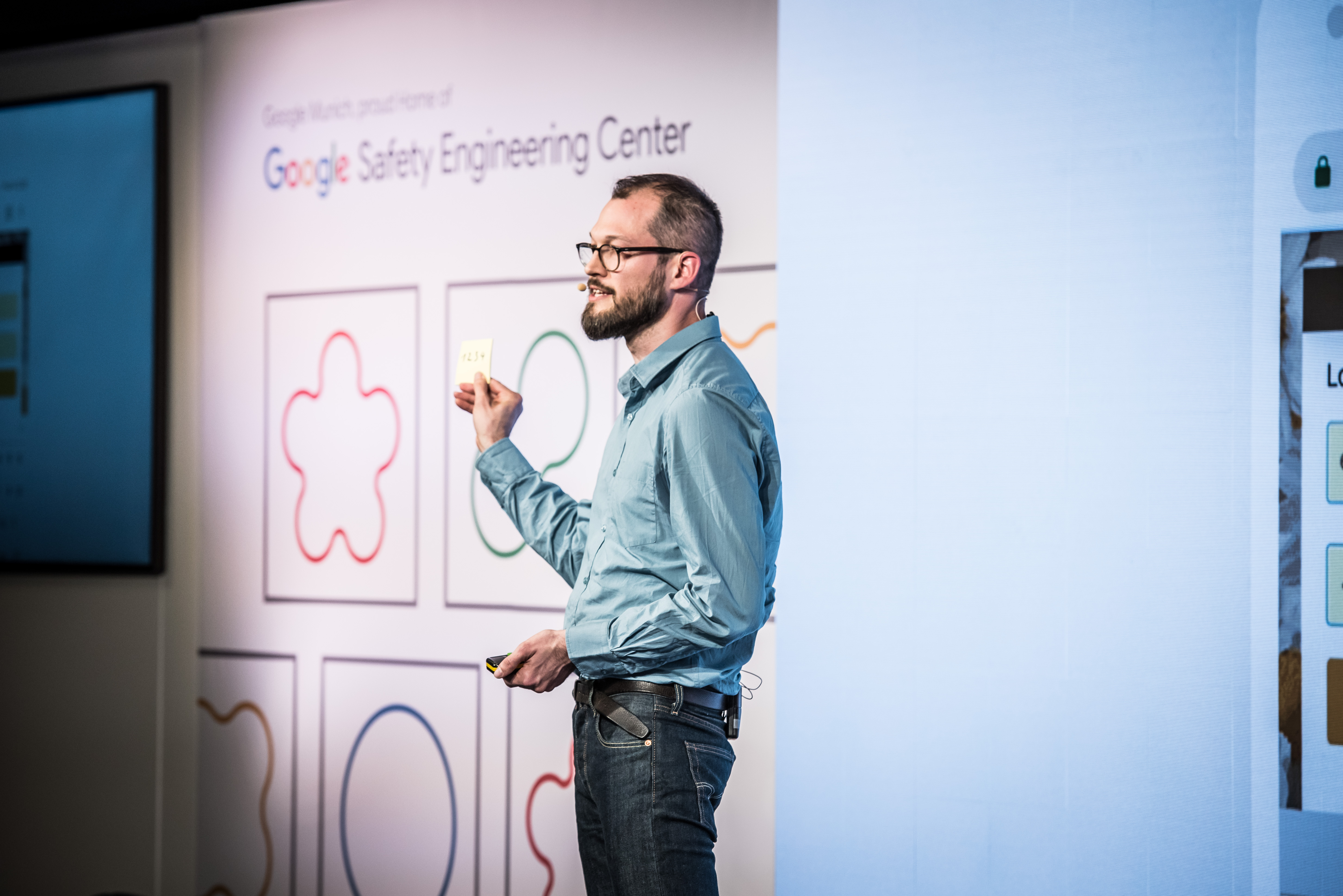 Das Bild zeigt Jochen Eisinger auf einer Bühne bei einem Vortra