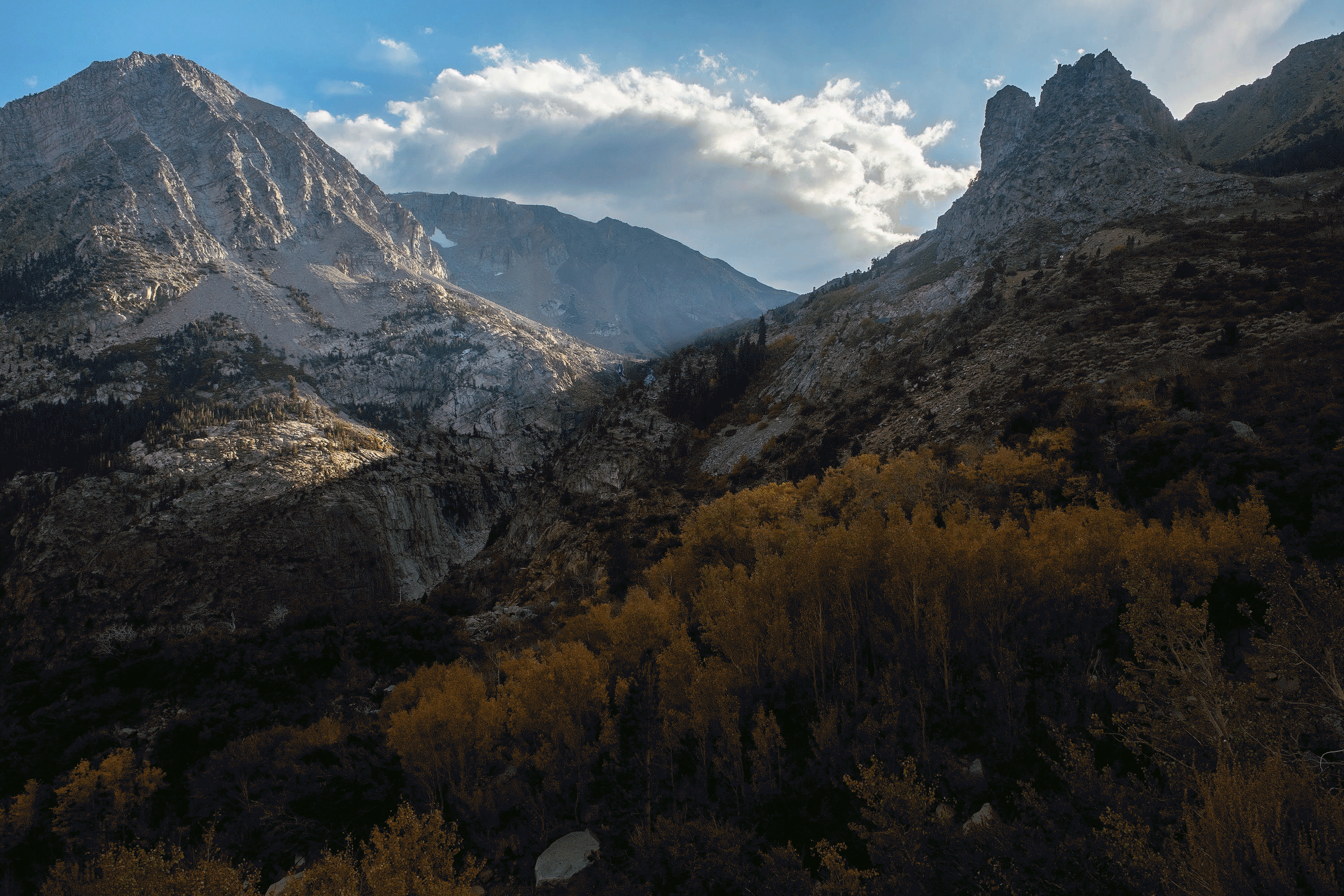 Ein Vorher-nachher-GIF eines Fotos einer Berglandschaft, dessen Beleuchtung mit dem HDR-Effekt verbessert wird.