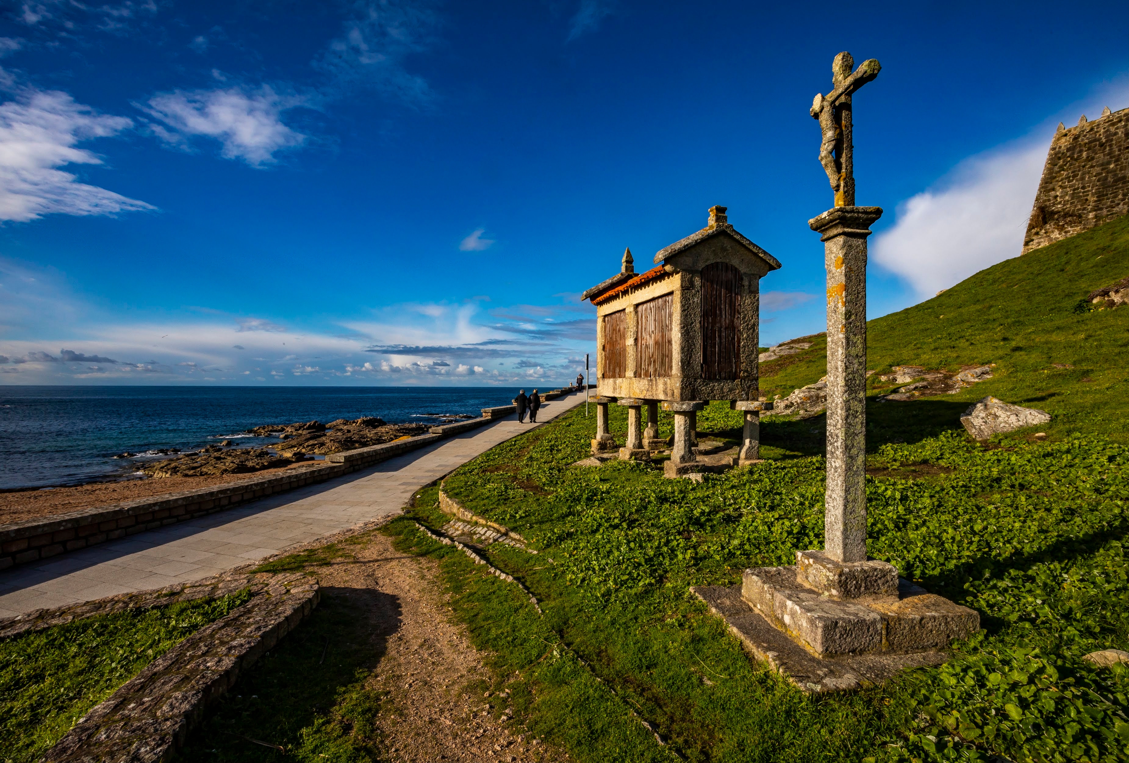 Ein Foto eines Wanderweges mit einem Kreuz am Wegesrand