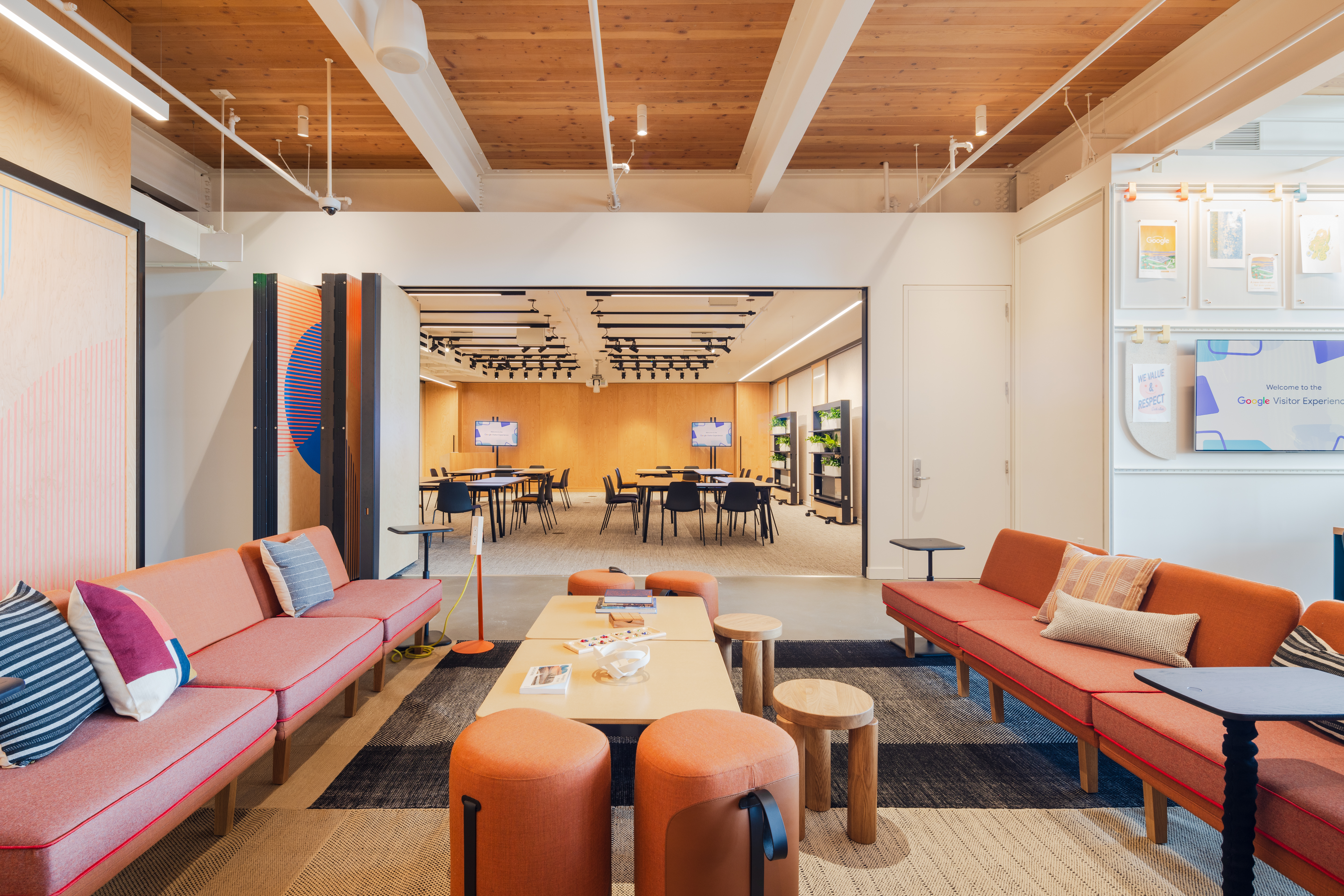 3. 허들에 마련된 모임 공간 모습. 여러 개의 소파, 테이블 등이 마련되어 있다.