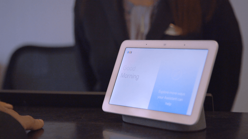 A Google Home Hub with a translation taking place on the screen.