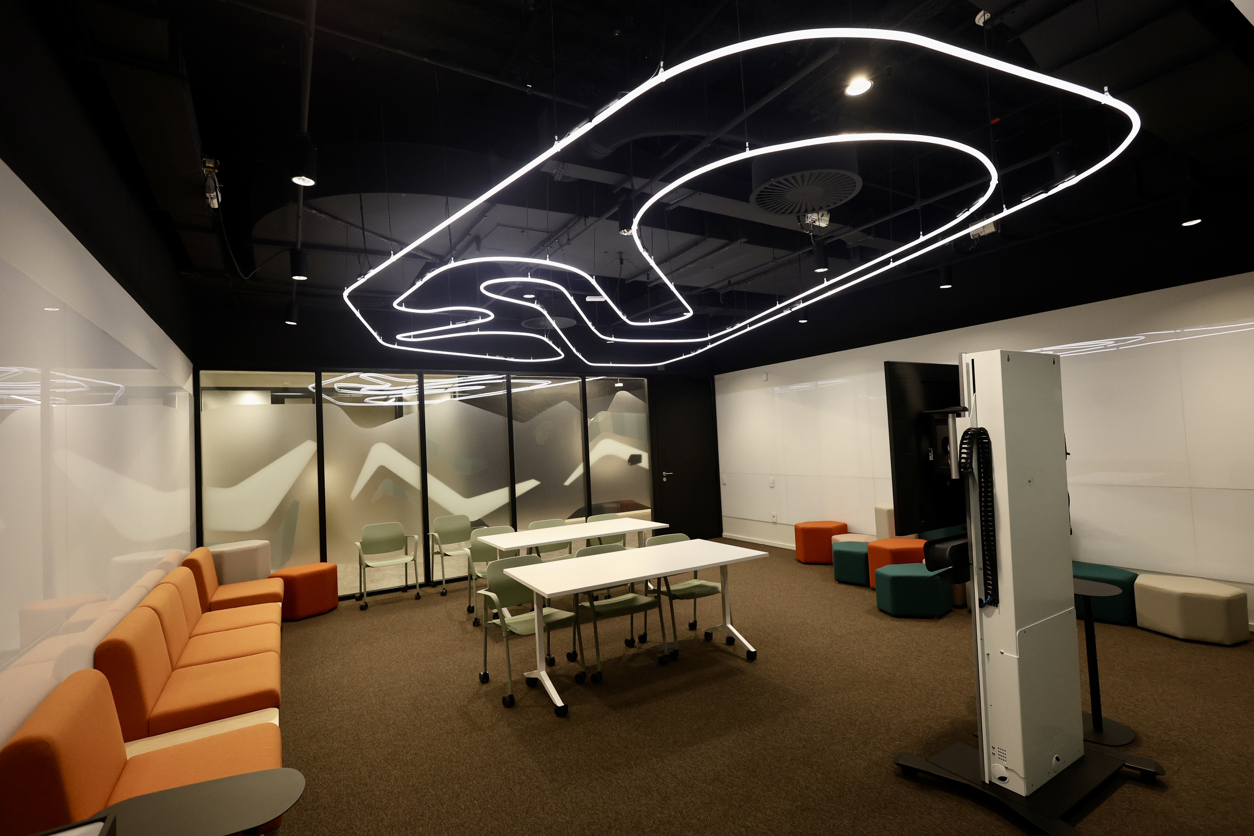 sala com luminária no formato da pista de Interlagos