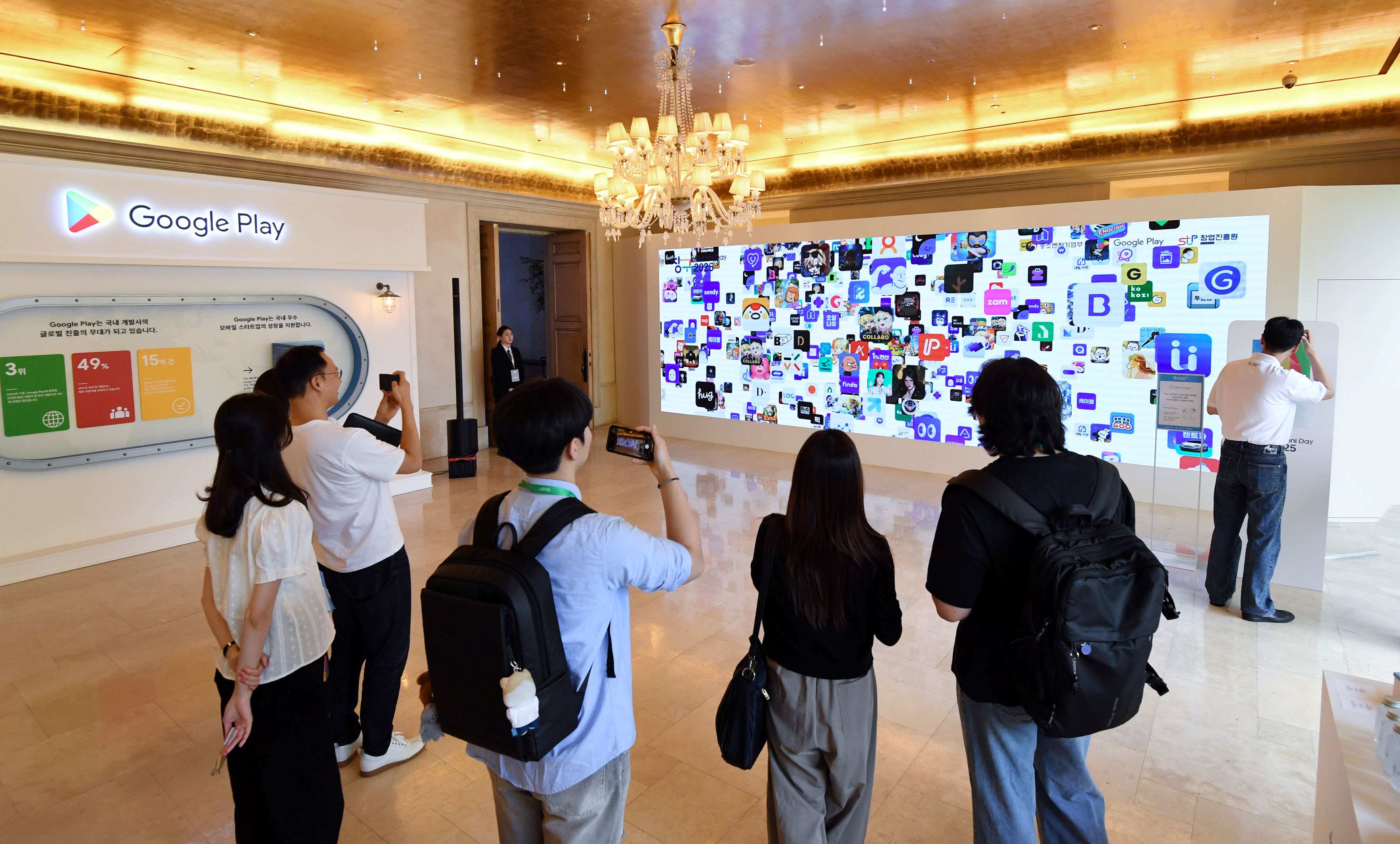 참여사 로고와 함께하는 인터렉티브 월 체험