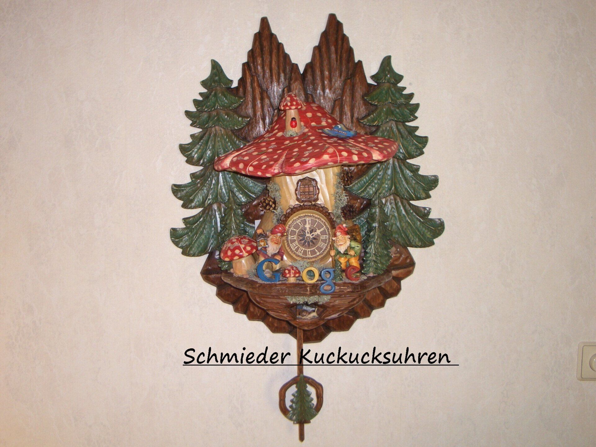 Ein Foto einer Kuckucksuhr mit Google Logo