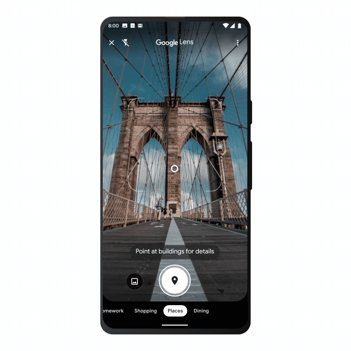 Immagine di un telefono con dentro Google Lens che cerca il ponte di Brooklyn
