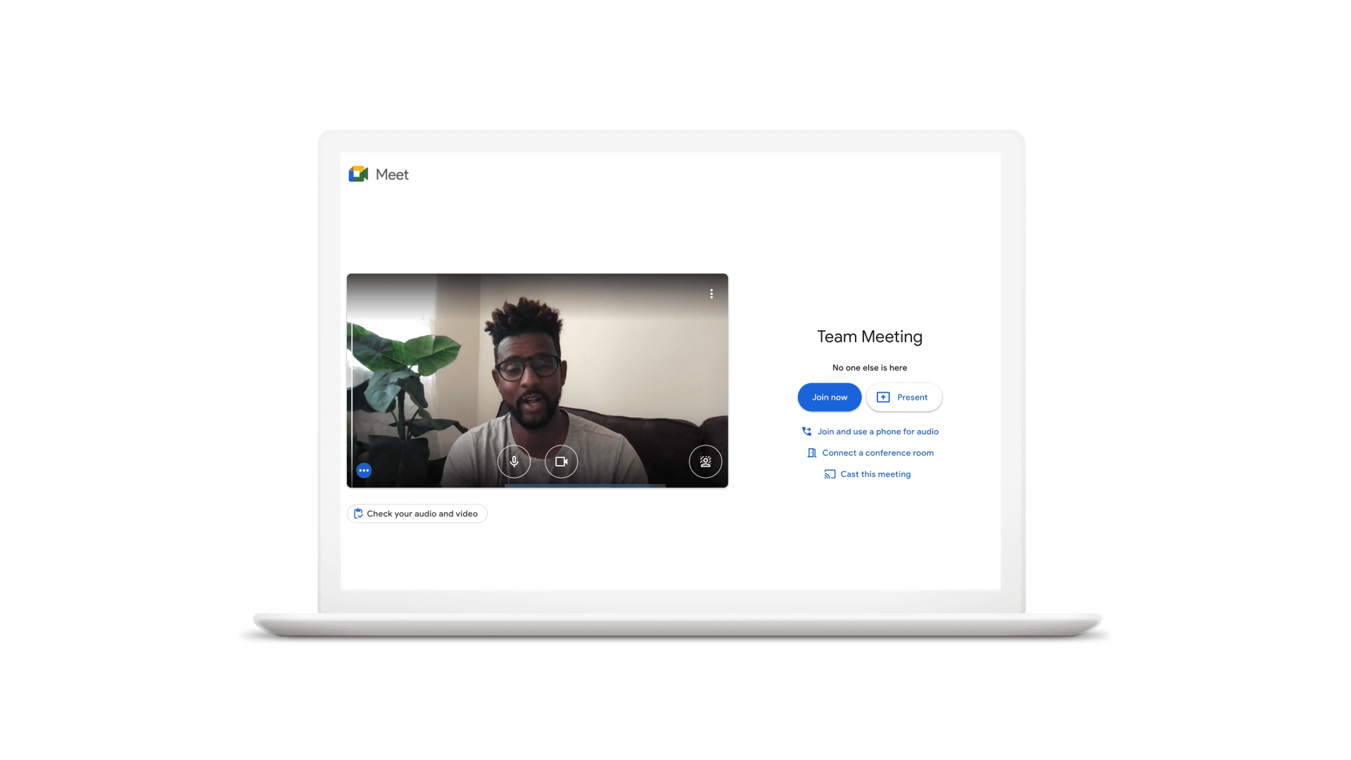 Eine Person sitzt in einem Google Meet-Videoanruf bei dem das Video durch Modus für wenig Licht aufgehellt wird.