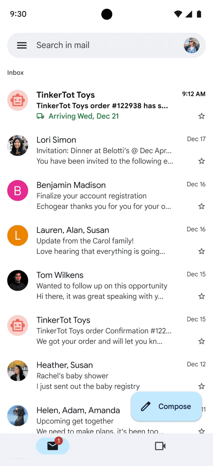Una vista móvil de una bandeja de entrada de Gmail que muestra un correo electrónico de "TinkerTot Toys" con una etiqueta de entrega. El correo electrónico se abre para mostrar una tarjeta de resumen en la parte superior con un estado de entrega "Enviado".