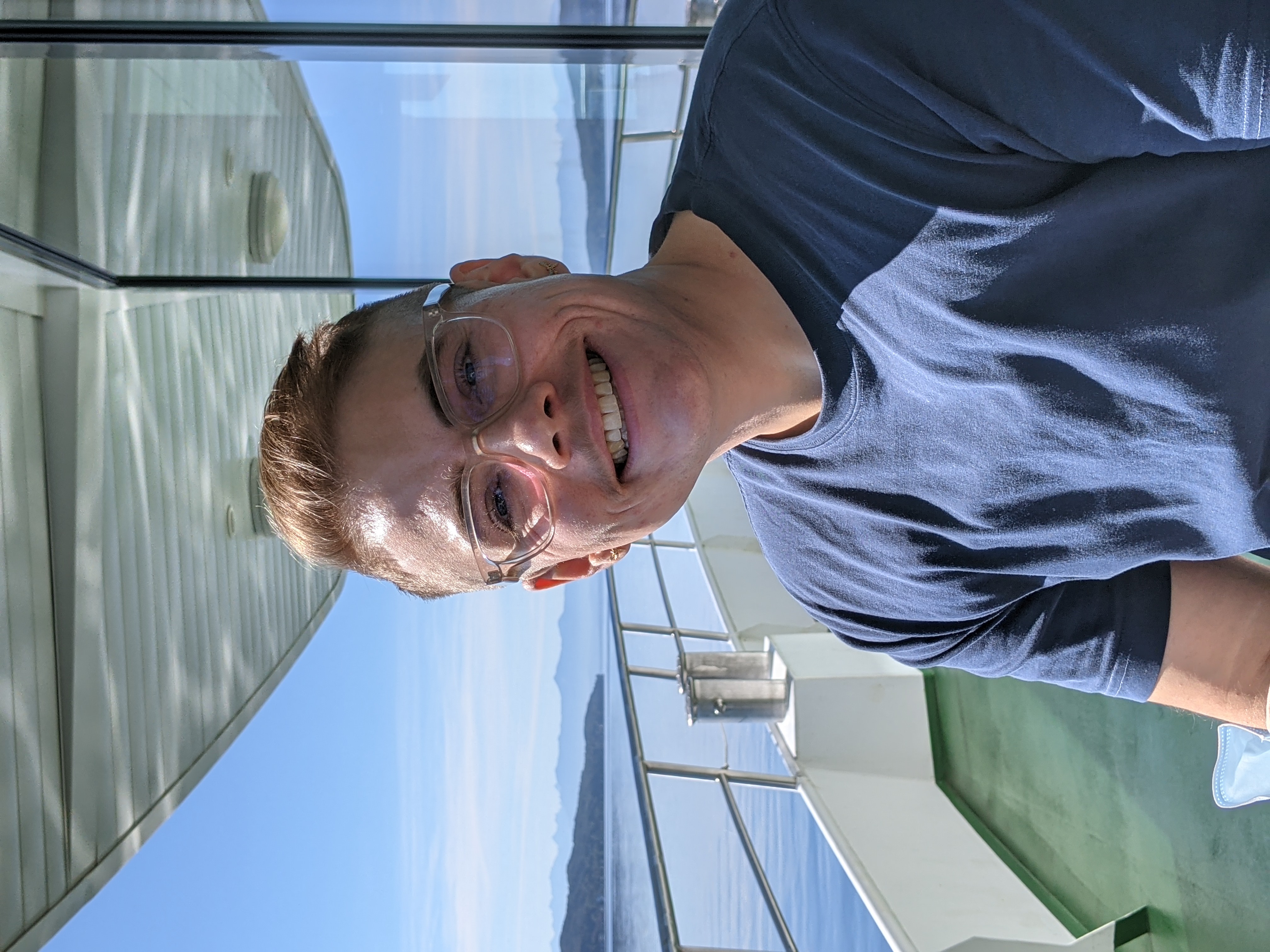 Porträtfoto von Adrian Hausner auf einem kleinen Schiff auf dem Starnberger See