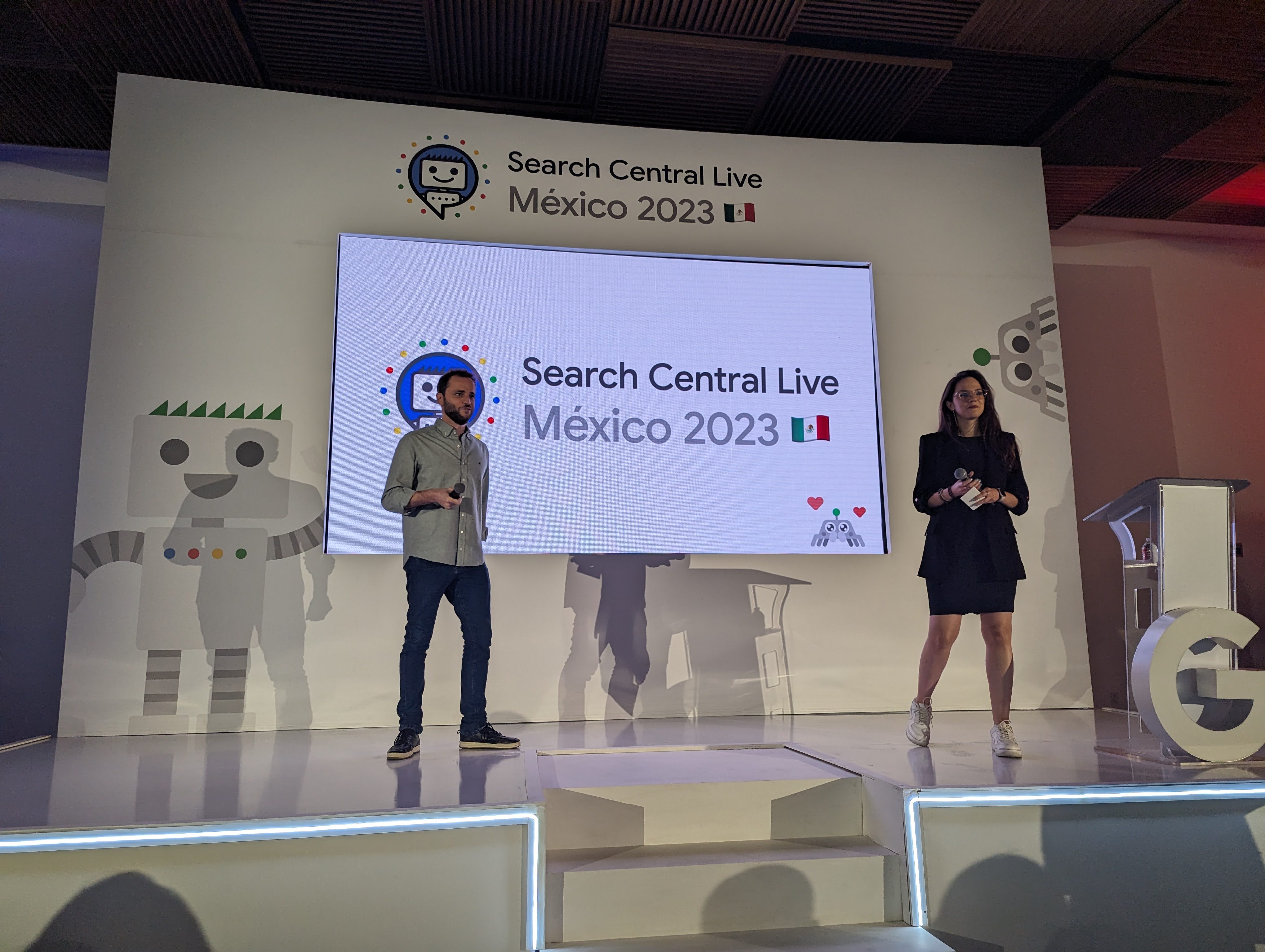 Daniel Waisberg y Alejandra Brambila presentando en Search Central Live México