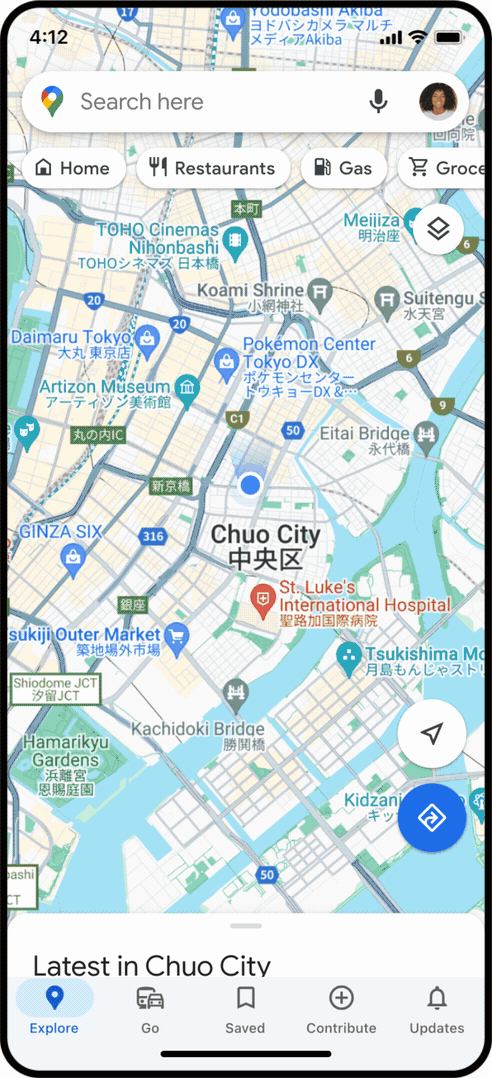 Un vídeo de Google Maps en la pantalla de un teléfono muestra a alguien usando Google Maps para buscar “animal latte art” en Tokio. Dentro de los resultados hay una opción para “descubrir a través de fotos” y la persona se desplaza entre fotos de cafés con leche con arte animal. Tocan una foto y son dirigidos a la página comercial donde se tomó la foto para obtener más información.