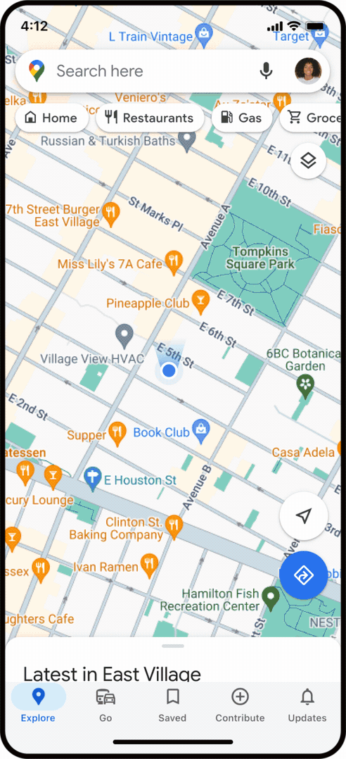 une vidéo de Google Maps sur l'écran d'un téléphone montre quelqu'un utilisant Google Maps pour rechercher "un champ de citrouilles avec mon chien" à New York. Dans les résultats se trouve une option permettant de « découvrir à travers des photos » et la personne fait défiler des photos de chiens dans des champs de citrouilles. Ils appuient sur une photo et sont redirigés vers la page de l'entreprise où la photo a été prise pour en savoir plus