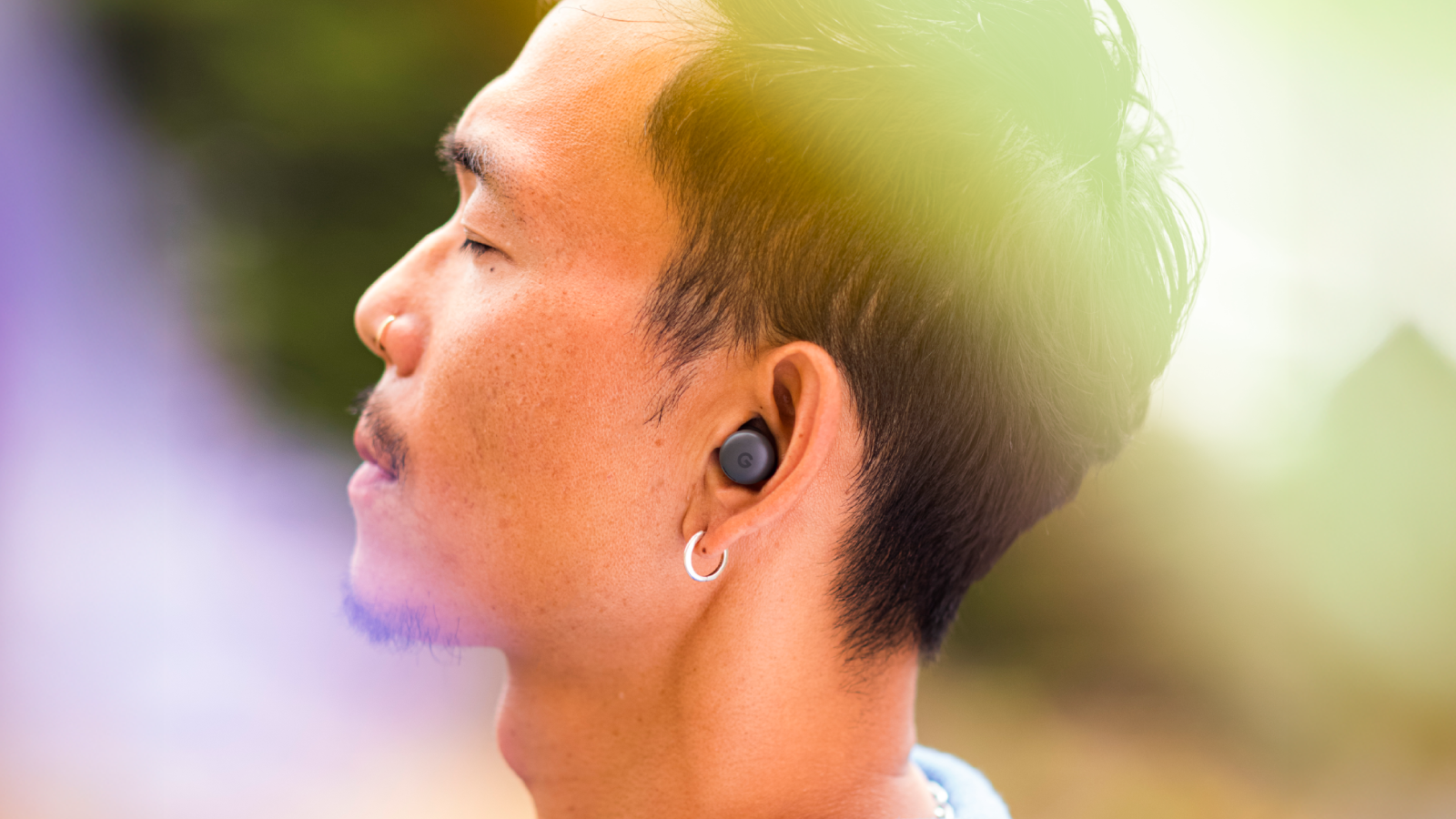 Persona con Pixel Buds 2a en color Hazel