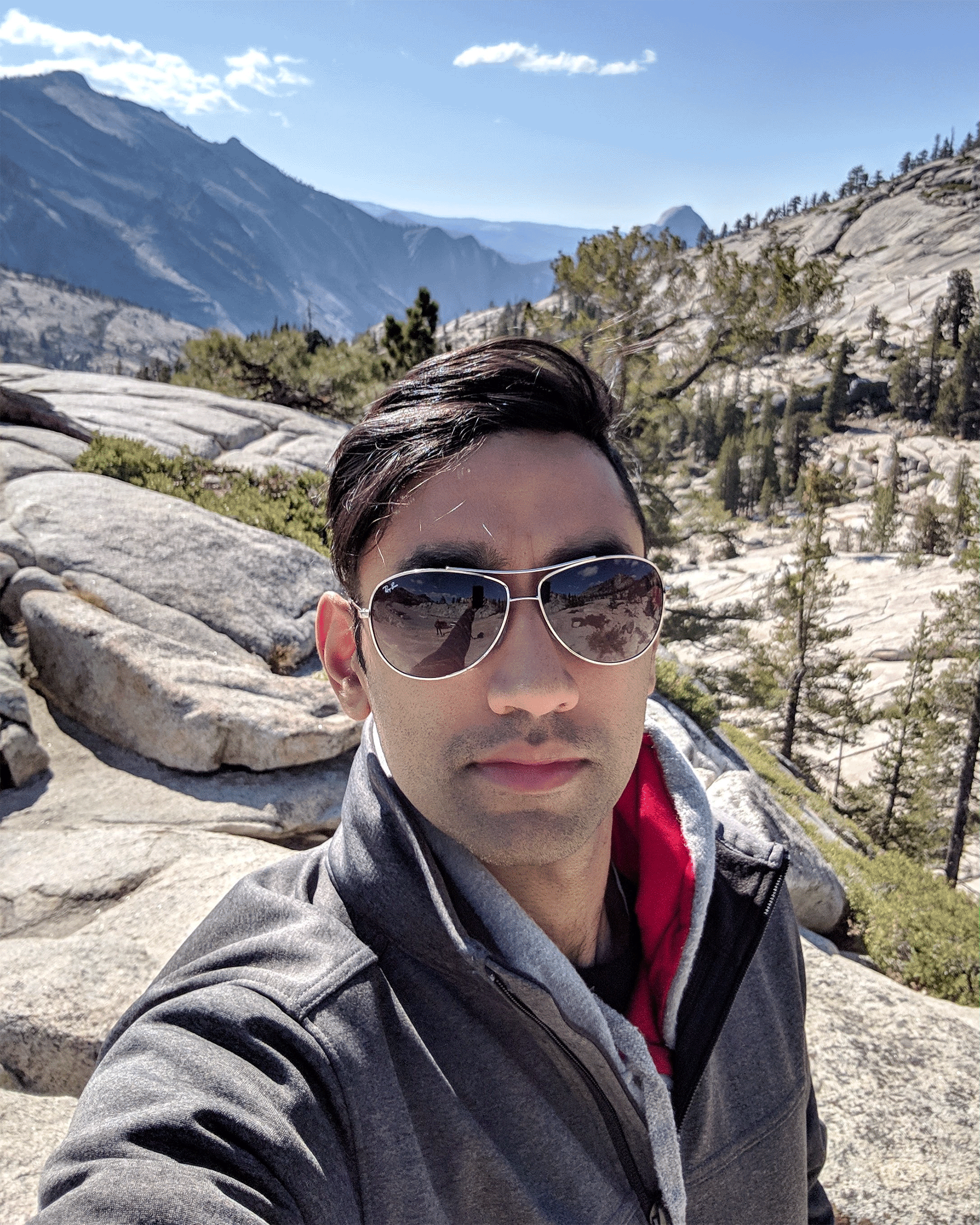 Das Selfie eines Mannes wird mit der „Porträtbeleuchtungs“-Funktion in diesem GIF verbessert.