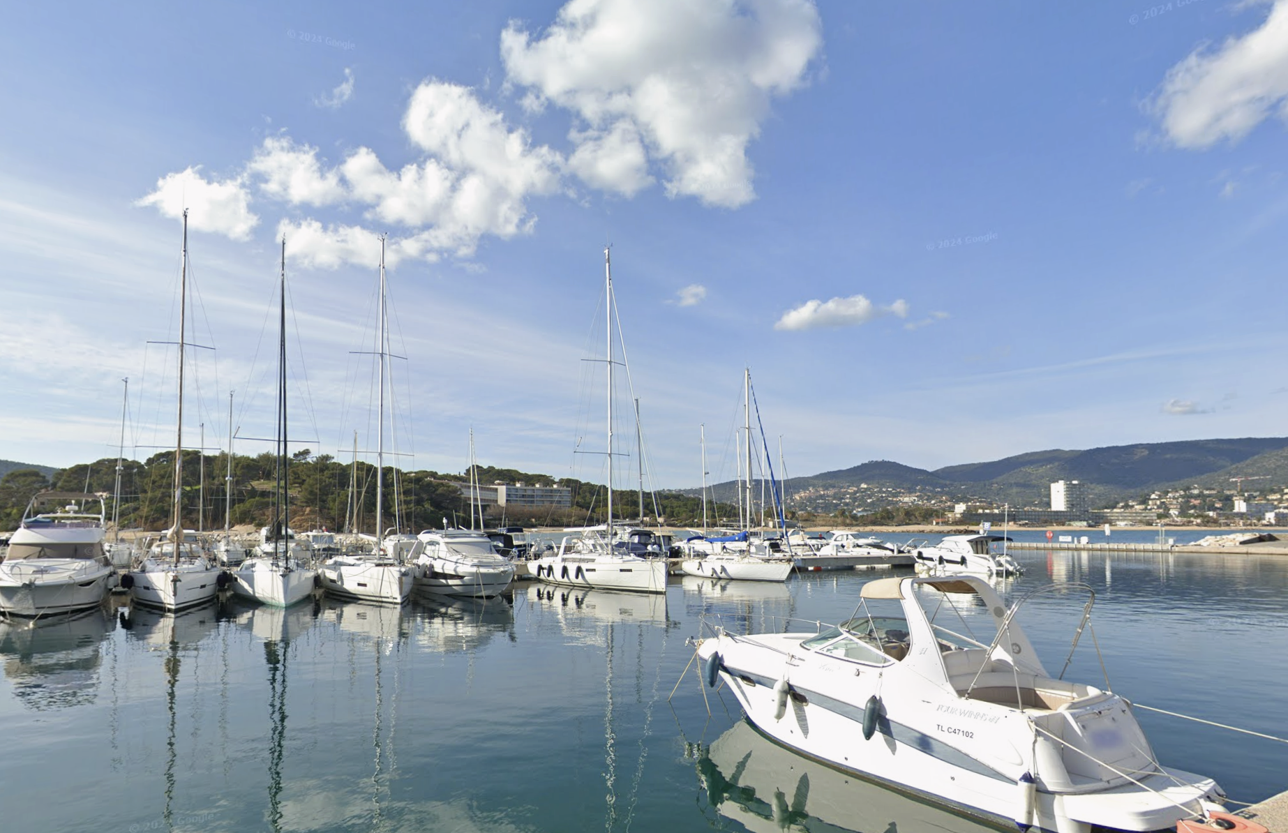 Shown is a Street View image of Quai d’Honneur, France