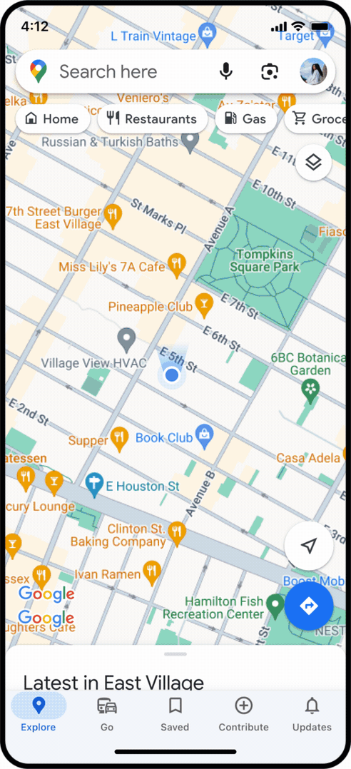 Ein Video zeigt Google Maps auf einem Smartphone-Display. Der oder die Nutzer:in tippt “things to do in Tokyo” in englischer Sprache in die Suchleiste ein.