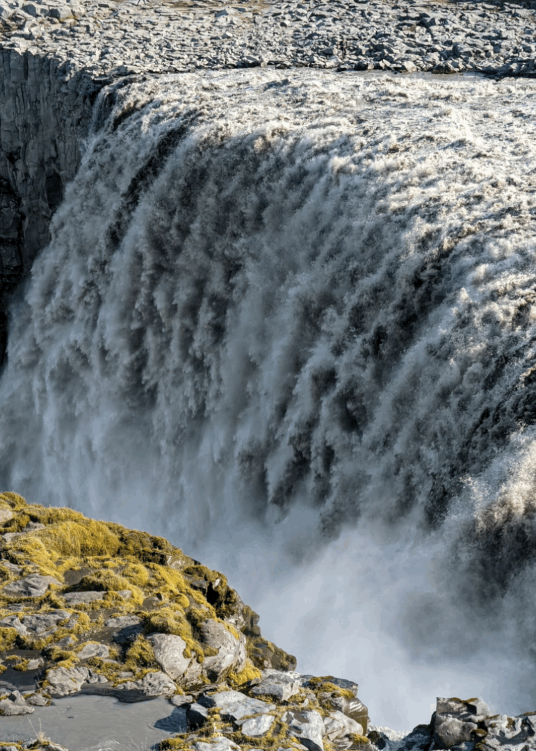 Animated GIF of a waterfall, showing the image starting with the water smoothed out, showing it in motion, versus showing the individual waves falling over the cliff.