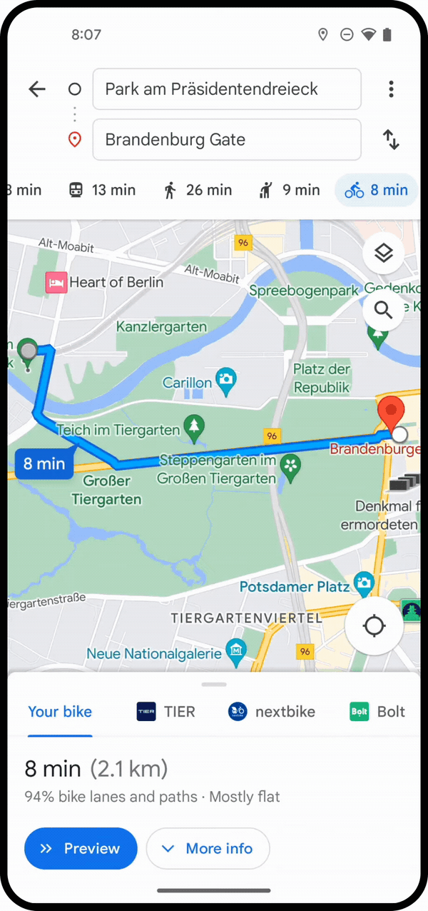 Un GIF que muestra cómo encontrar información de bicicletas y scooters compartidos en Google Maps