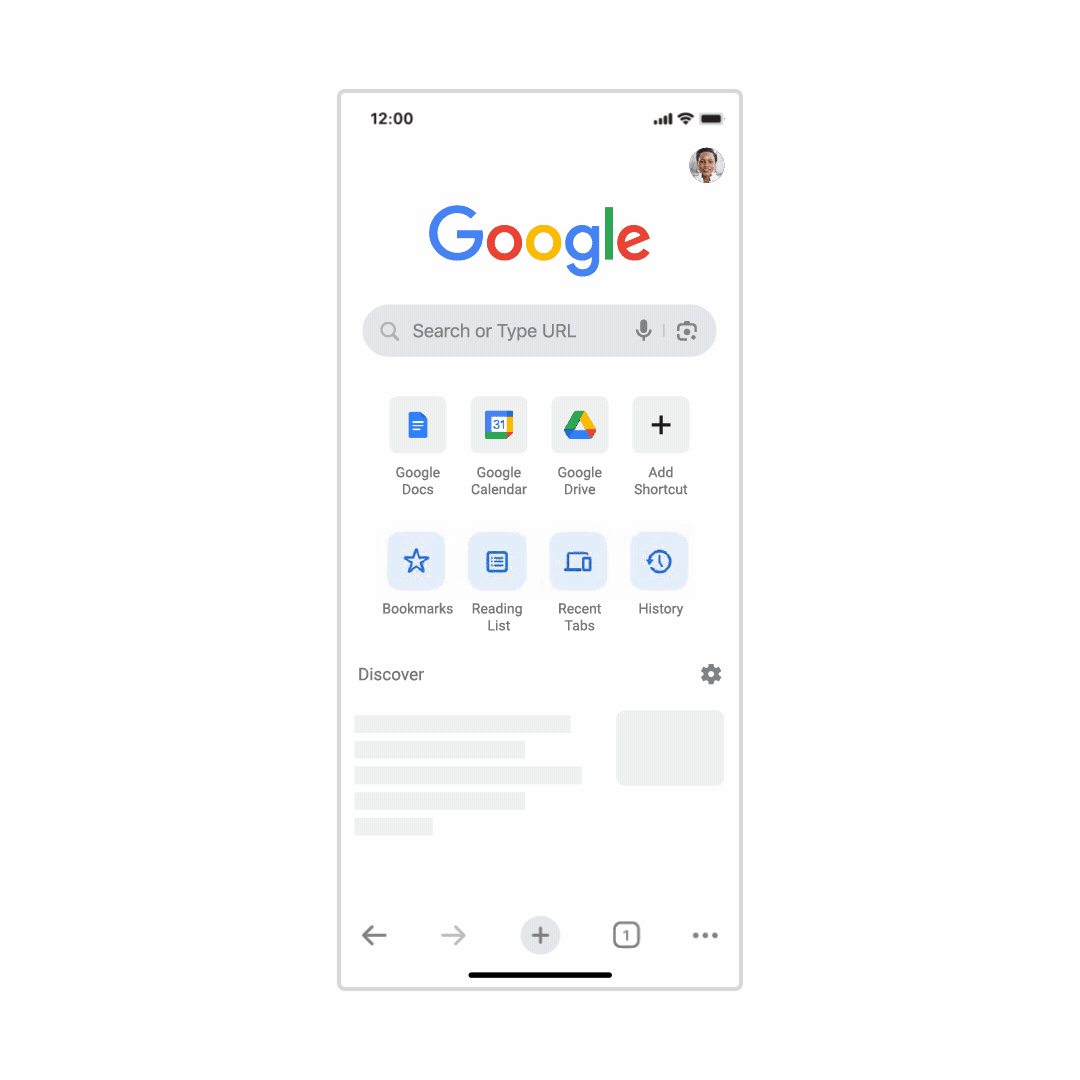 Ein Smartphone-Bildschirm zeigt einen Cursor, der das Google Lens-Symbol auf der Chrome “Neuer Tab”-Seite auswählt, wodurch sich die Kamera öffnet und ein Bild einer Person mit einer blauen Jeansjacke aufnimmt. Am unteren Rand des Bildschirms erscheint ein Pop-up-Fenster mit den Ergebnissen der Bildersuche für Iconic Denim Jacket.