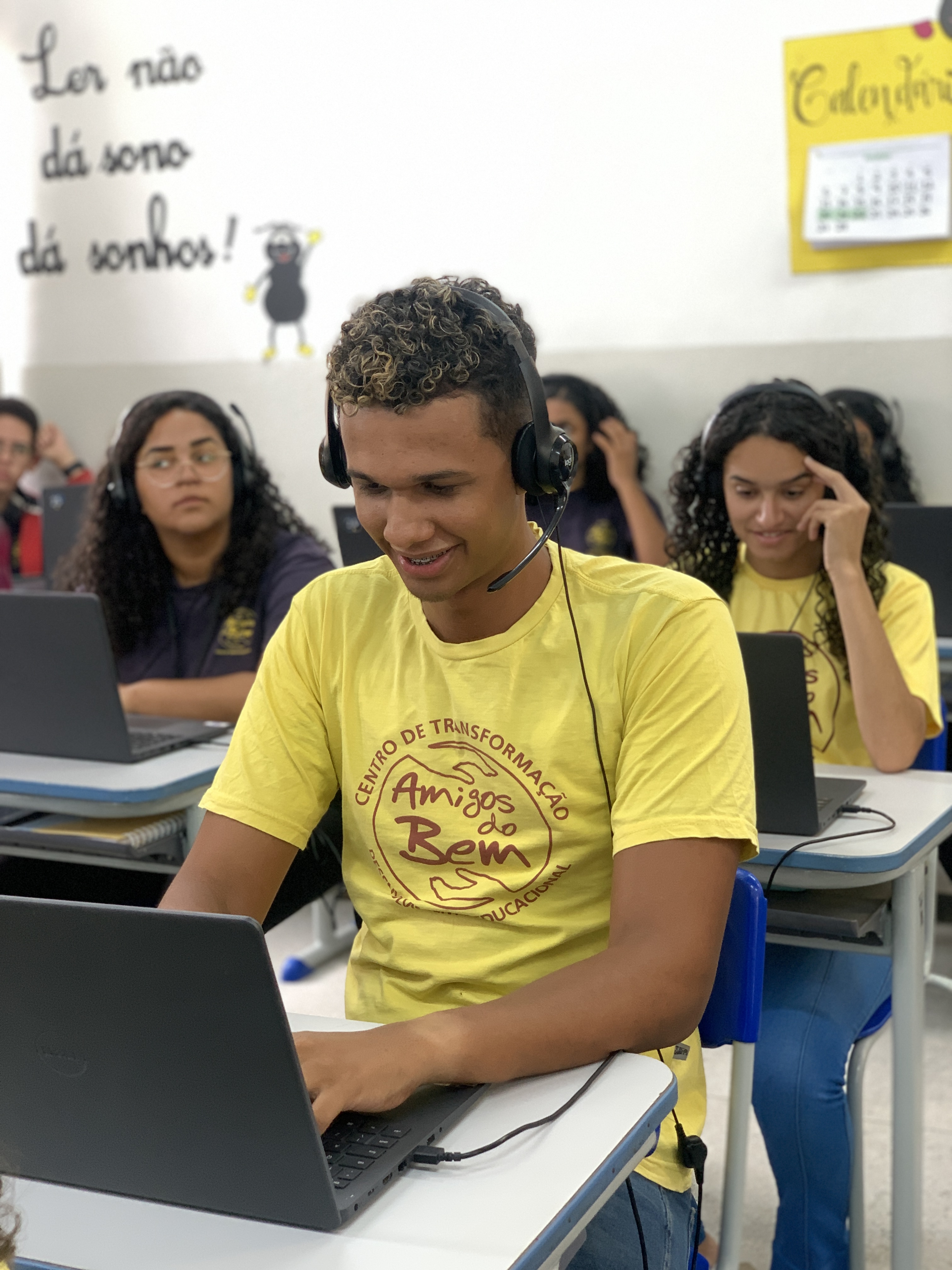 Homem sendo treinado por programa do Amigos do Bem pelo computador.