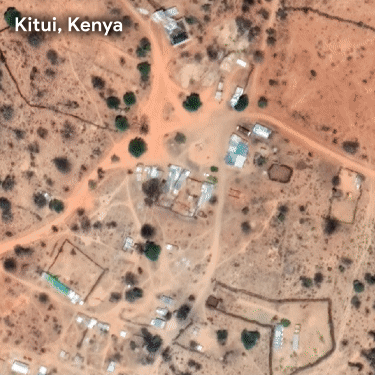Una vista satelital de Kitui, Kenia, con huellas de edificios de Open Buildings v1 y v2.