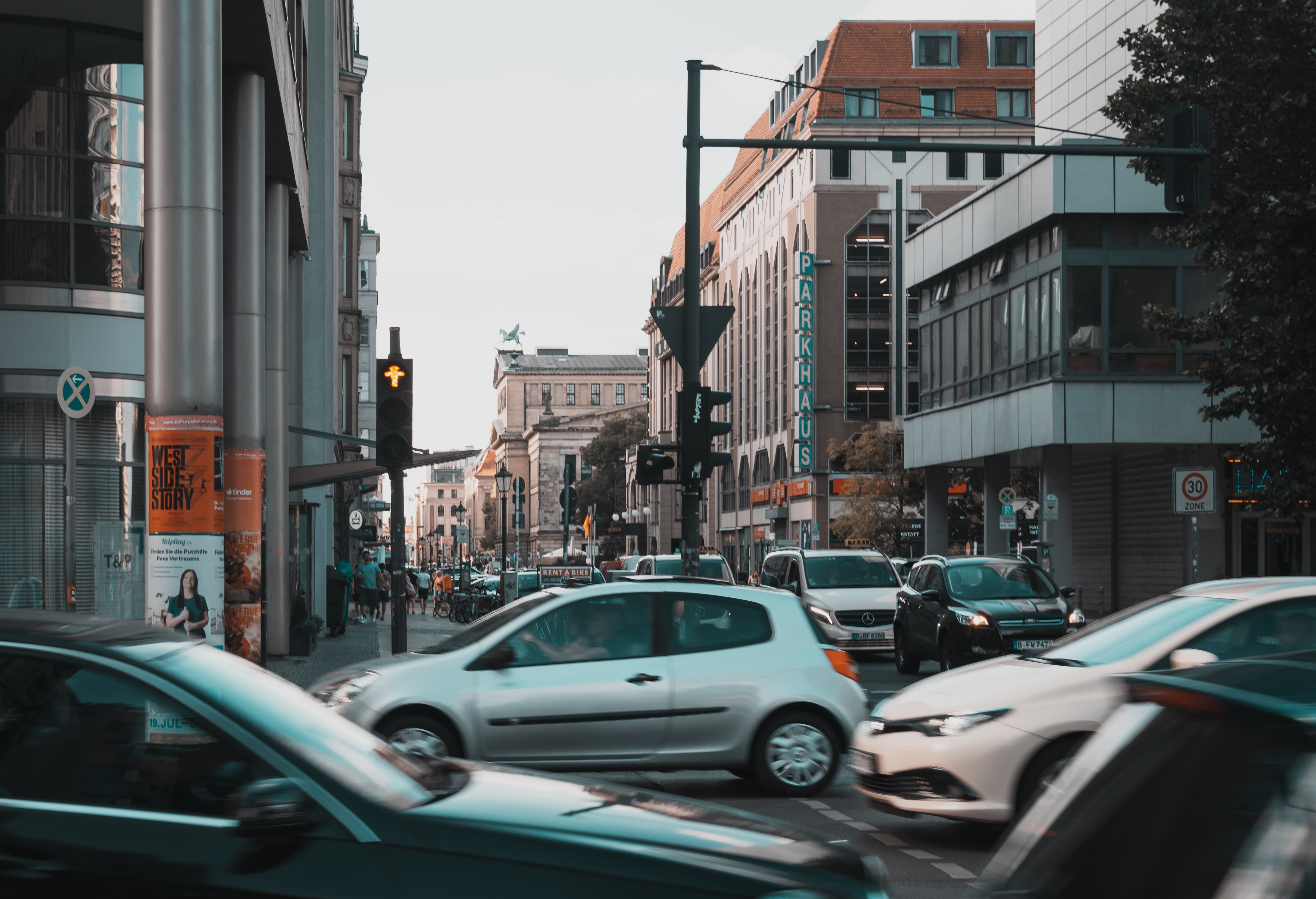 Foto einer stark befahrenen Straße in Berlin mit vielen Autos.