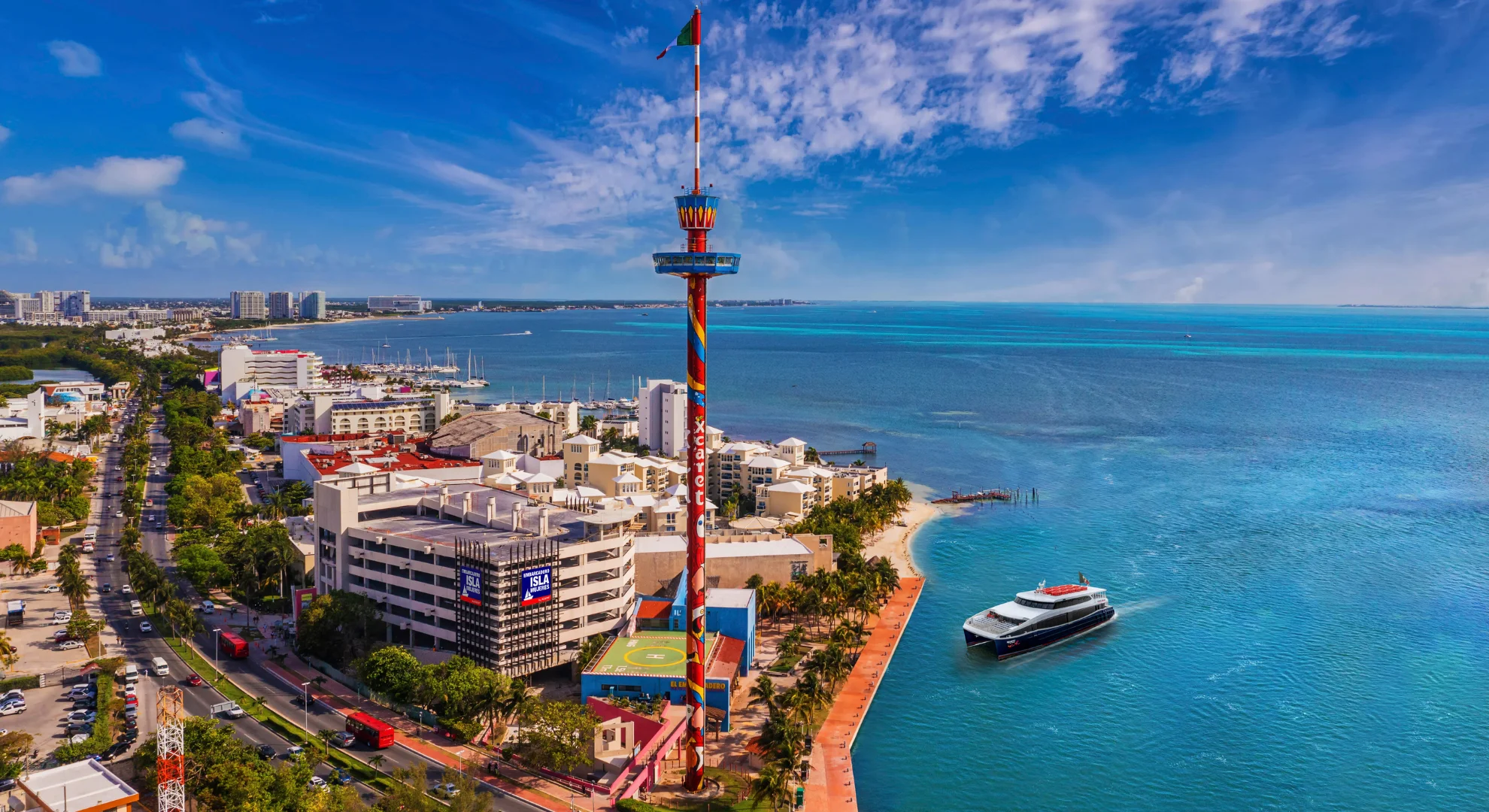 Zona Hotelera de Cancún, con la torre escénica y ferry