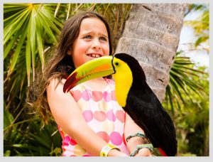 niña con tucán