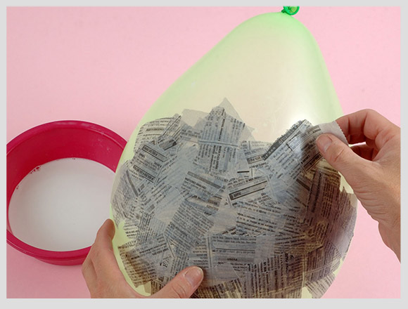 globo cubierto con periódico