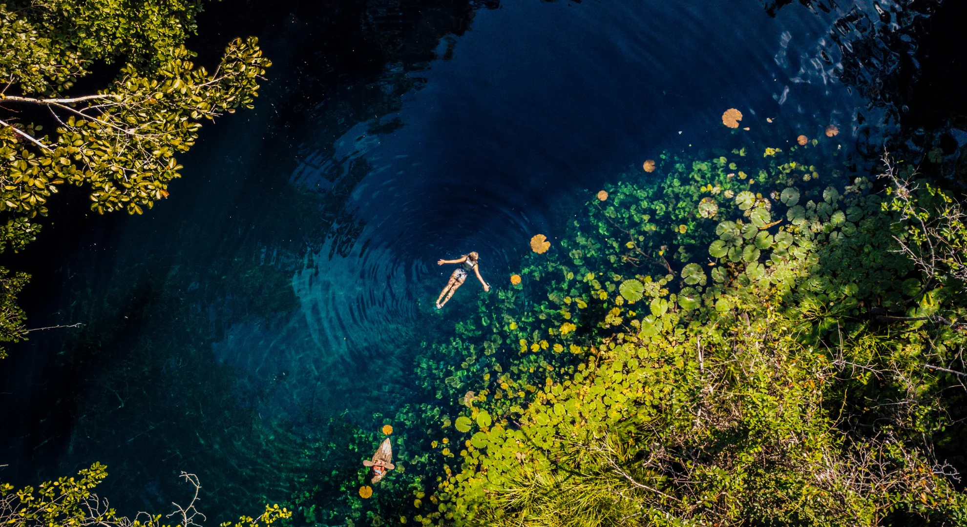 Vista de dron de persona snorkeleando en un cenote