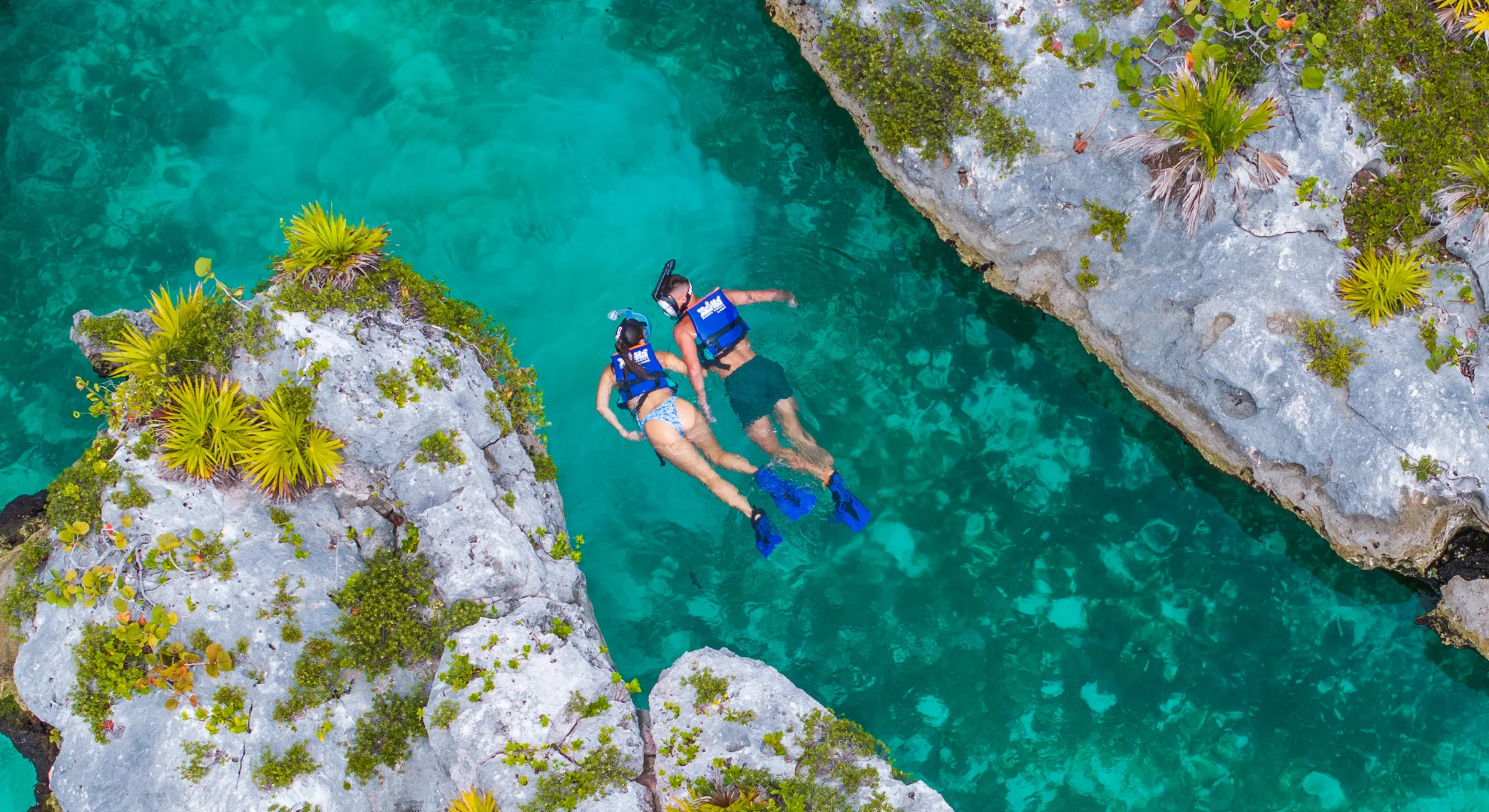Personas en posición de nado para hacer snorkeling