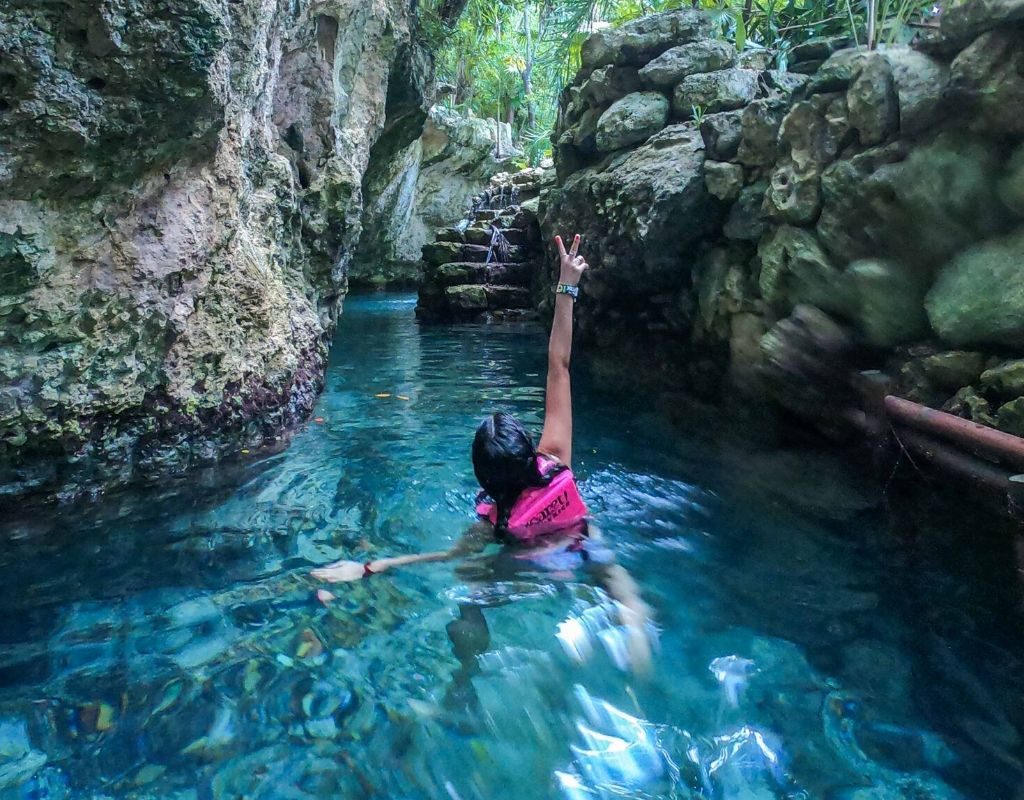 nadar-rio-subterraneo-xcaret - Tips para elegir bien tus vacaciones cuando todo esto pase