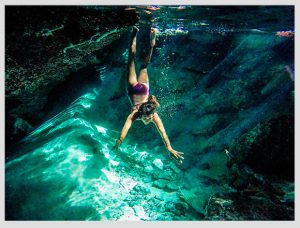 mujer sumergida en agua