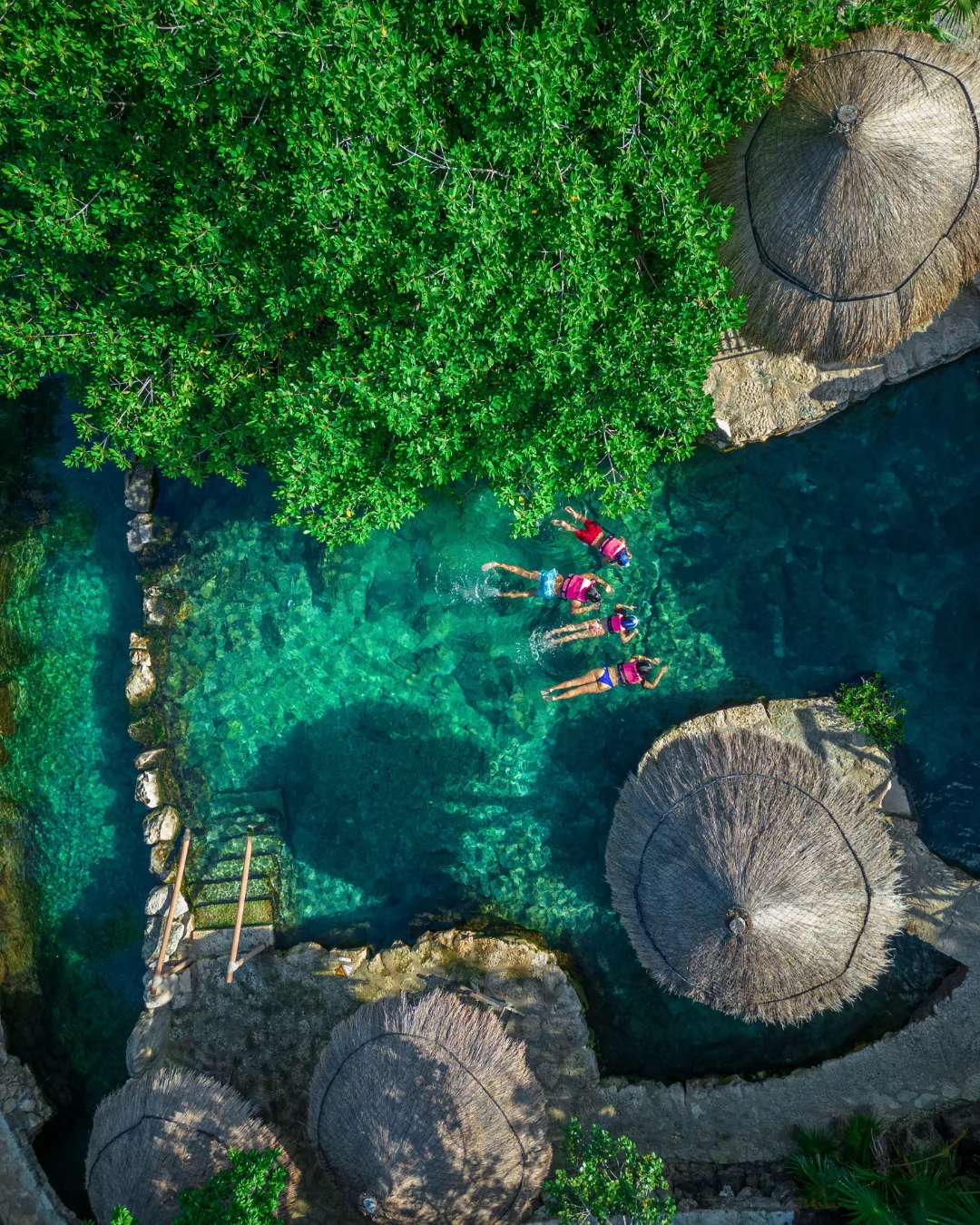 Vista de dron de personas nadando con snorkel en Xcaret