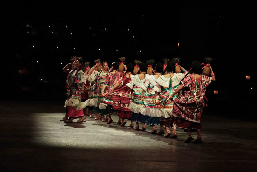 Flor-de-pina-traditional-mexican-dance