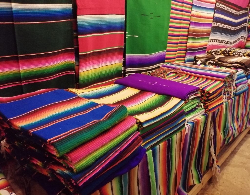sarape mexicano de rayas y varios colores 