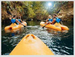 grupo de amigos en kayak