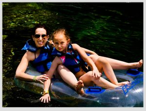 madre e hija flotando en río de xel-há