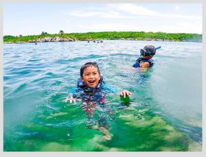 niños nadando en el mar