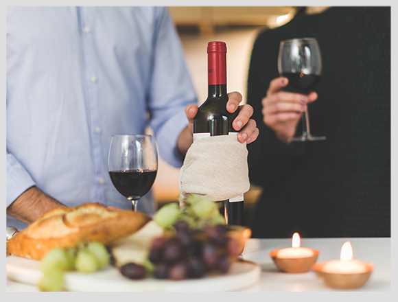 mesa con botella de vino y copas