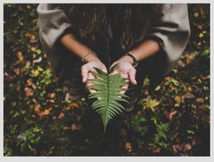 mujer agarrando una hoja