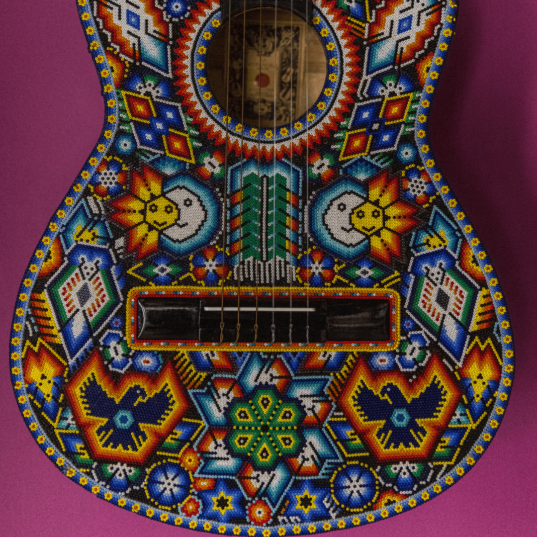 hotel-xcaret-arte-artesanias-mexicanas-guitarra-huichol