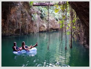 parja flotando en un cenote abierto