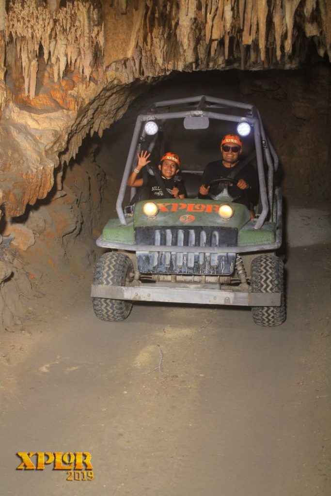 padre e hija en vehículos anfibios de xplor